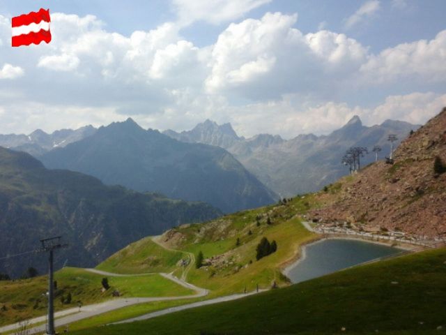 Gisi geniesst die Berglandschaft in Österreich.